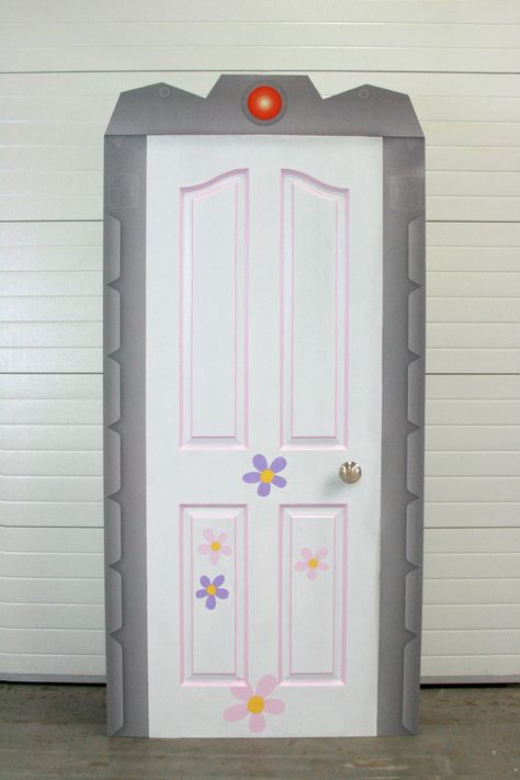 Boo's door. Monsters inc! I'm so doing this to my daughters bedroom door! Monsters Inc Room, Monsters Inc Doors, Buu Monster Inc, Halloween Dorm, Boo Door, Boo's Door, Monsters Inc Boo, Monster Inc Birthday, Monster Movie