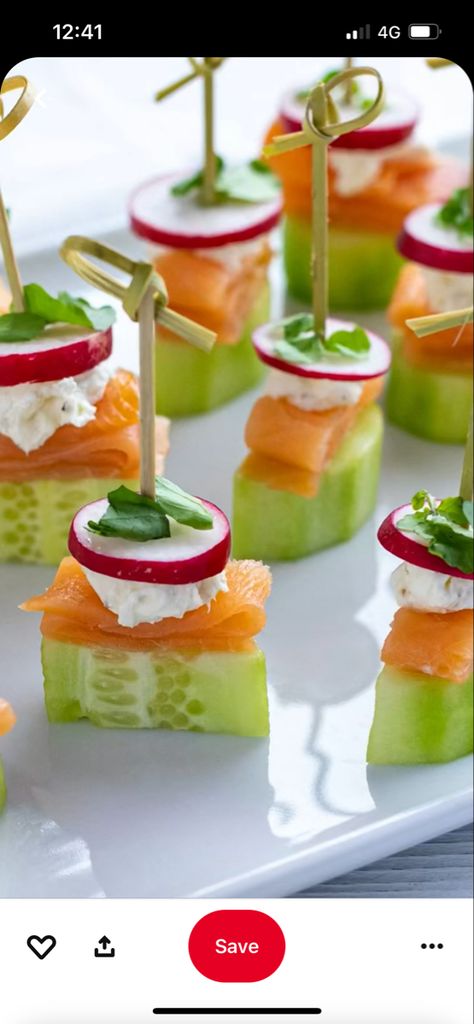 Cocktail Platter Ideas, Irish Appetizers, Salmon And Cucumber, Sommer Mad, Fest Mad, Irish Party, Cucumber Bites, Buffet Ideas, Food Buffet