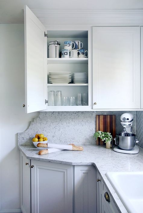 Hunted Interior, Beautiful Backsplash, Beadboard Backsplash, Herringbone Backsplash, Diy Backsplash, Kitchen Transformation, Marble Backsplash, Martha Stewart Living, White Kitchen Design