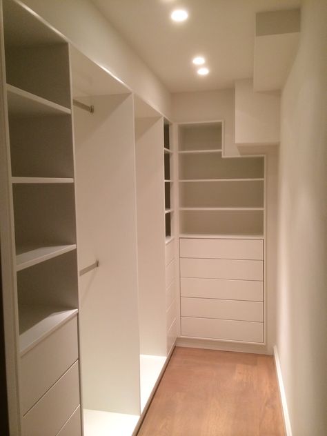 Customized Small Walk In Closet, Narrow Closet Design, Narrow Closet, Organizing Walk In Closet, Closet Organisation, Master Closet Design, Walking Closet, Closet Design Layout, Closet Renovation