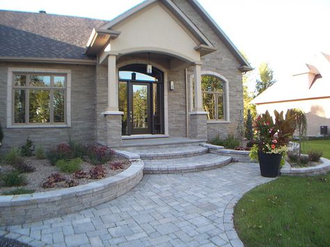 Main entrance exterior idea Rounded Front Steps, Flower Bed Pavers, Lakehouse Exteriors, Pavers Deck, Round Staircase, Stone Entrance, Raised Flower Bed, Home Architecture Design, Front Porch Steps