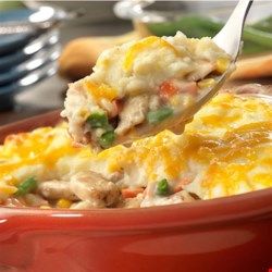 Here's a delicious twist on pot pie your family is sure to love! Chicken, veggies, cream of mushroom soup and instant mashed potato flakes transform into a mouth-watering dish that's irresistible! Chicken Shepherd's Pie, Shepherds Pie Recipe, Thanksgiving Leftovers, Shepherds Pie, Heart Healthy Recipes, Easy Healthy Dinners, Creamed Mushrooms, Casserole Dish, Easy Chicken