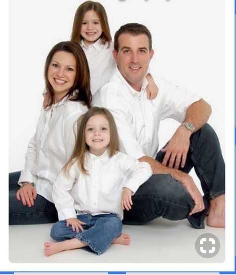 Composition Photo, Studio Family Portraits, Family Photo Studio, Ideas For Photography, Family Studio Photography, Large Family Photos, Indoor Family, Family Portrait Poses, Family Christmas Pictures