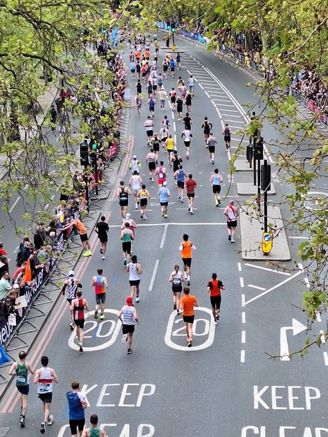 London Marathon Runners, heading to Westminster, 2024 Running A Marathon Aesthetic, Marathon Runner Aesthetic, Half Marathon Aesthetic, Xc Aesthetic, Marathon Aesthetic, Marathon Recovery, Running Inspo, Rock Climbing Training, Marathon Medal