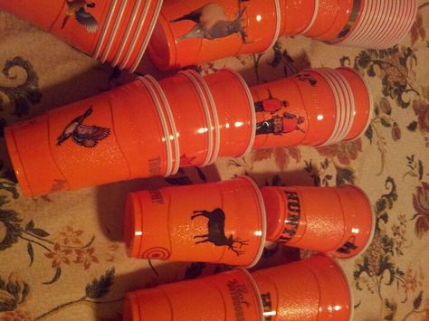 Hunter orange solo cups I decorated with scrapbook stickers for a Duck Dynasty/ hunting theme birthday party. Duck Dynasty Party, Deer Hunting Birthday, Baby Shower Themes For Boys, Hunting Birthday Party, Camo Birthday Party, Bos Baby, Deer Party, Camo Birthday, Dinner Planning