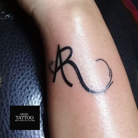 A R Tattoo, Tato Nama, Letter R Tattoo, Name Tattoo On Hand, Font Tato, Tattoo Lettering Alphabet, Tattoo For Boyfriend, Tattoo Couple