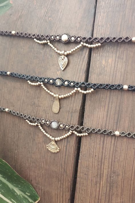 Beaded Macrame Jewelry, Macrame With Charms, Macrame Beaded Necklace, Macrame Choker Pattern, Macrame And Beads, Macrame Choker Diy, Macrame Choker Tutorial, Makrame Jewelry, Macrame Necklace Pattern