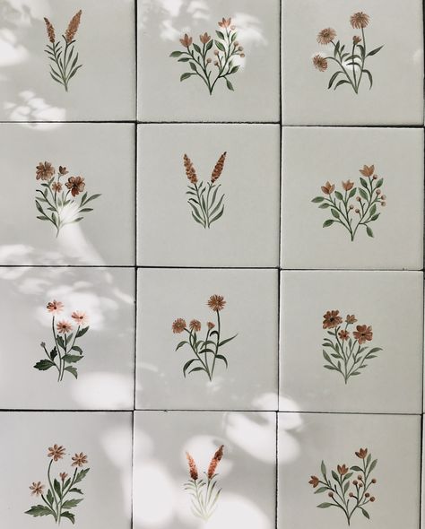 🌸6 of our favourite floral tile projects! Swipe to see them all and tell me your favourite :) It’s no surprise that floral designs are what we paint the most on our custom kitchen tiles - there’s an old-world, vintage charm to handpainted floral tiles, and whenever I picture a kitchen with pretty floral tiles, I imagine a warm, cosy home where memories are made over lovingly cooked food! Here are some of my favourite floral tile projects - ranging from monochromatic browns and blues to paste... Kitchen Tiles Aesthetic, Tile In Kitchen Wall, Vintage Backsplash Kitchen Tile, Ceramic Flower Tiles, Cottagecore Tile, Patterned Kitchen Tiles Backsplash Ideas, Floral Tiles Kitchen, Floral Tile Backsplash Kitchen, Diy Ceramic Tiles