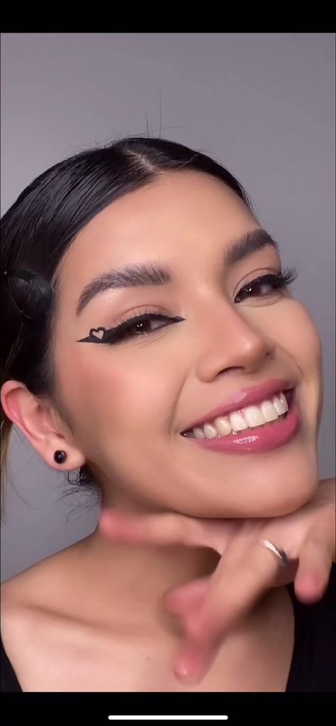 Heart Eyeliner Stamp Looks, Heart Eyeliner Tutorial, Valentine's Day Eyeliner, Graphic Eyeliner Heart, Heart Eyeliner Looks, Pretty Eyeliner Looks, Cute Eyeliner Looks Simple, Cute Eyeliner Ideas Simple, Valentine Eyeliner