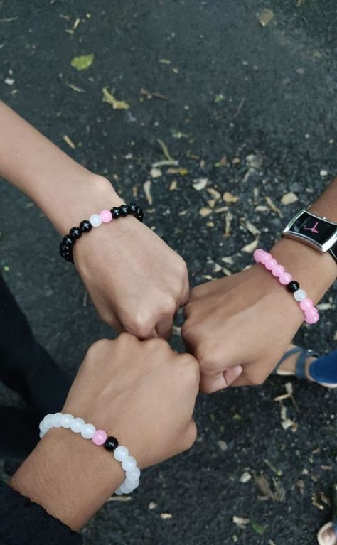 Cute Matching Bracelets For Best Friends Diy, Matching Jewelry For Trio, Friendship Bracelets For 3 People, Trio Friends Bracelets, Bracelet Ideas For 3 Friends, Friendship Bracelets For Trio, Trio Bracelets Beads, Matching Bracelets For 4 Best Friends, Bracelets For Trios