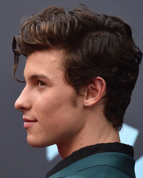 Shawn Mendes Hair, Shawn Mendes Wallpaper, Corte De Cabelo Masculino, Side Profile, Shawn Mendes, Wavy Hair, Singers, Mens Hairstyles, Pretty People