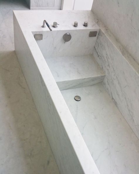 Modern Bathtub in White Carrara Marble. #Carrara #marblebathtub #bathroomdecor #bathroomdesign Marble Bathtubs, Bathtub Decoration, Bathtub Designs, White Marble Shower, Carrara Italy, Concrete Bathtub, Elegant Bathrooms, Marble Carrara, Bathroom Redecorating