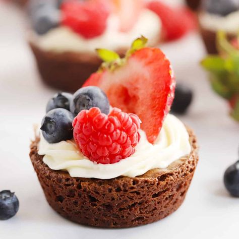 Brownies With Fruit On Top, Brownie Bites With Strawberries, Brownies And Strawberries, Individual Brownie Desserts, Mini Brownie Desserts, Decorated Brownie Bites, Mini Brownie Cheesecake Bites, Brownie Bites With Frosting, Brownie Bite Ideas