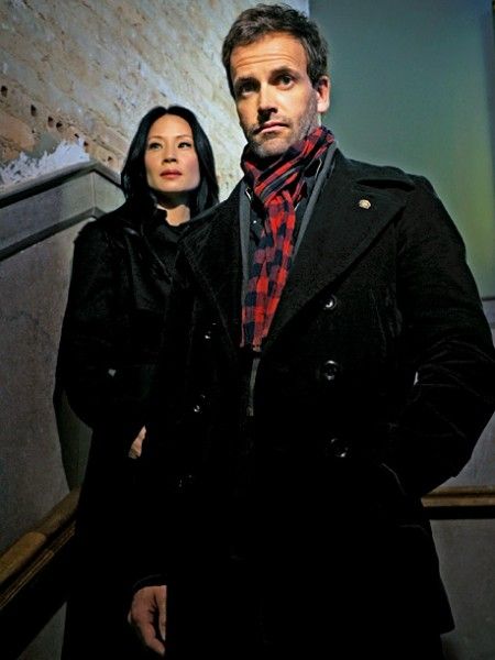 Elementary Outfits, Johnny Lee Miller, Tv Duos, Elementary Tv Show, Cbs Elementary, Sherlock Holmes Elementary, Lucy Lui, Elementary Tv, Elementary Sherlock