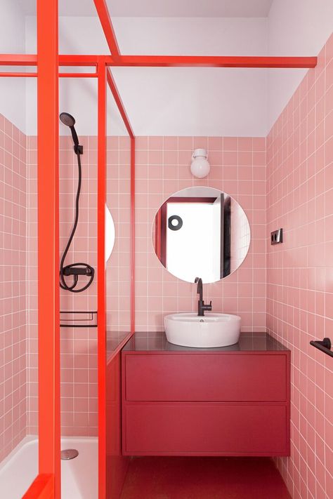 This Once-Taboo Color Combo Is Actually Super Chic Student Apartment, Bad Inspiration, Bathroom Red, Pink Tiles, Apartment Renovation, Bathroom Color, Trendy Bathroom, Bathroom Storage Cabinet, Shower Stall