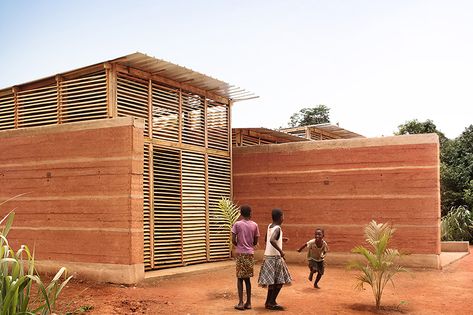 Residential Building Entrance, Green Building Architecture, Sustainable Schools, Earth School, Rammed Earth Homes, Rural Architecture, African House, Residential Building Design, Earth 2