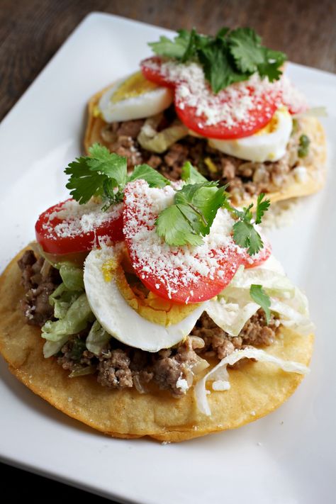 These resemble Mexican tostadas, because the tortilla is crisped and the "filling" is presented as a topping. Salvadorian Food Recipes El Salvador, El Salvadorian Food, Salvadoran Food Recipes, Salvadorian Food Recipes, Salvadorian Recipes, Latina Food, Mexican Tostadas, El Salvador Food, Salvador Food