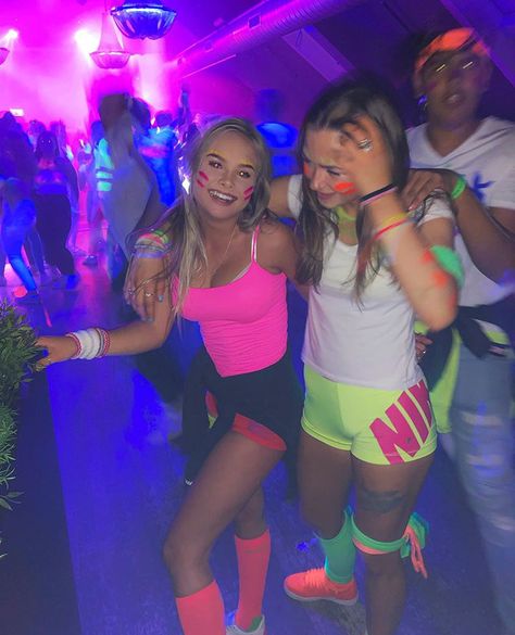 Neon Pool Party Outfit, Neon Themed Party Outfit, Glow In The Dark Outfits, Glow Birthday Party Ideas, Neon Party Outfits, Glow Theme Party, Teen Aesthetic, Neon Birthday Party, Glow Birthday Party