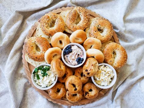 Bagels And Cream Cheese Platter, Charcuterie Board Bagels, Bagel Themed Party, Mini Bagel Charcuterie Board, Brunch Bagel Charcuterie Board Ideas, Bagel Tray Ideas, Bagel And Cream Cheese Board, Bagel Platter Ideas, Bagel Board Ideas