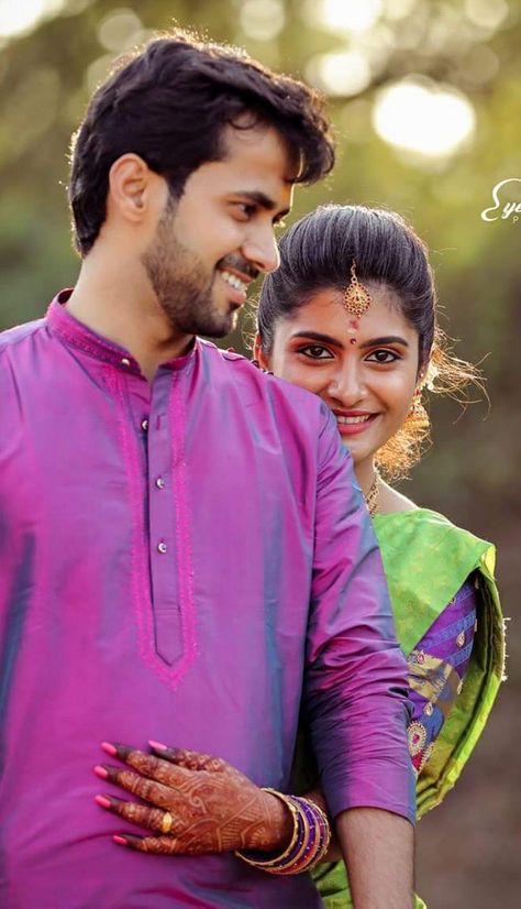 Traditional Poses For Photoshoot Couple, Couple Photo Poses In Saree, Photoshoot Poses Wedding, Village Couple Photography, Village Couple, Poses Wedding Photography, Romantic Couple Photoshoot, Prewedding Pose, Marriage Poses