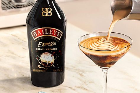 The New Baileys Espresso Creme Is Out Now, and We’re Ready to Start Sipping Espresso Martini Recipe Baileys, Baileys Espresso, Baileys Iced Coffee, Baileys Tiramisu, Baileys Irish Cream Recipes, Martini Espresso, Baileys Cocktails, Irish Cream Coffee, Espresso Martini Recipe