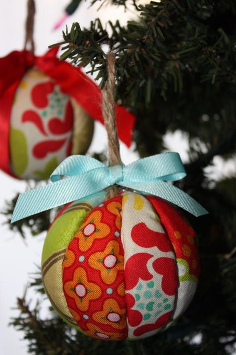 DIY Styrofoam Ball Christmas Ornament — fabric ornament from Jody at Everyday Beautiful.                                                                                                                                                      More Fabric Ornament, Christmas Quilting, Fabric Balls, Quilted Christmas Ornaments, Styrofoam Ball, Ornament Tutorial, Fabric Ornaments, Fabric Christmas Ornaments, Christmas Ornament Crafts