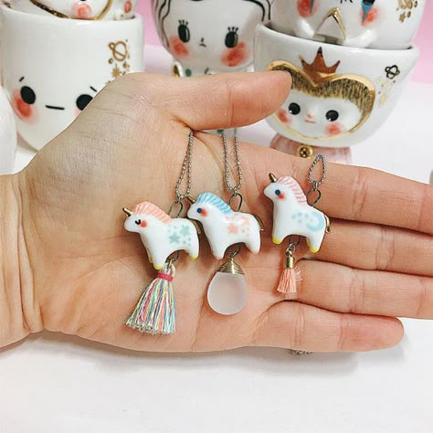 Small Gift Ideas For Friends, Polymer Clay Unicorn, Clay Unicorn, Ceramic Unicorn, Unicorn Necklace, Cerámica Ideas, Clay Animals, Ceramics Pottery Art, Polymer Clay Charms