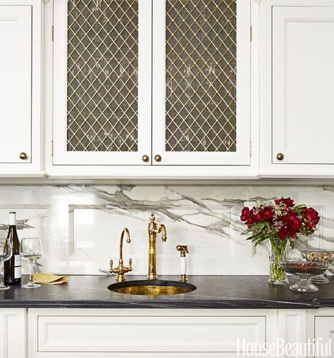 Trends We Love: Wire Mesh Cabinets Chicken Wire Cabinets, Luxe Kitchen, Honey Oak, White Kitchen Design, Kitchen Cabinet Doors, Kitchen Tops, Glass Cabinet, Counter Tops, Wire Mesh