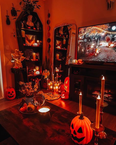 Discover spine-tingling Halloween room decoration inspiration to make your space spellbindingly spectacular. From creepy chic to wickedly whimsical, we've got the ideas that will transform your rooms into bewitching showcases. 🕷️🕯️🦇 Credits: @boogyman_dom on ig! #HalloweenDecor #RoomDecoration #SpookyInteriors #HalloweenInspo #HomeDecorIdeas #DIYHalloween #HauntedHouse #HalloweenMagic Spooky Room, Halloween Apartment, Halloween Room, Halloween Room Decor, Dark Home Decor, Dark Home, Halloween Decorating, Vintage Halloween Decorations, Halloween Vibes