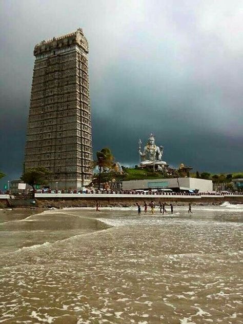 Murudeeshwar Temple in Karnataka Historical Temples, Temple India, Indian Temple Architecture, Ancient Indian Architecture, Amazing India, Temple Architecture, Visit India, Religious Architecture, Indian Architecture