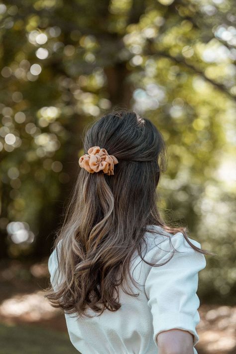 Hairstyle Using Scrunchies, 1 Scrunchie Hairstyles, Scrunching Hairstyles, Scrunchie Hairstyles Long Hair, Hair With Scrunchie, Cute Hairstyles With Scrunchies, Cute Scrunchie Hairstyles, Scrunchie Photoshoot Ideas, Hairstyles With Scrunchies