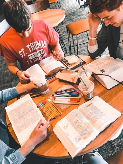 Christian Friend Group Aesthetic, Christian College Aesthetic, Christian Camp Aesthetic, Christian Teen Aesthetic, Youth Group Aesthetic, Bible Study With Friends, Christian Life Aesthetic, Christian Lifestyle Aesthetic, Christian Asthetic