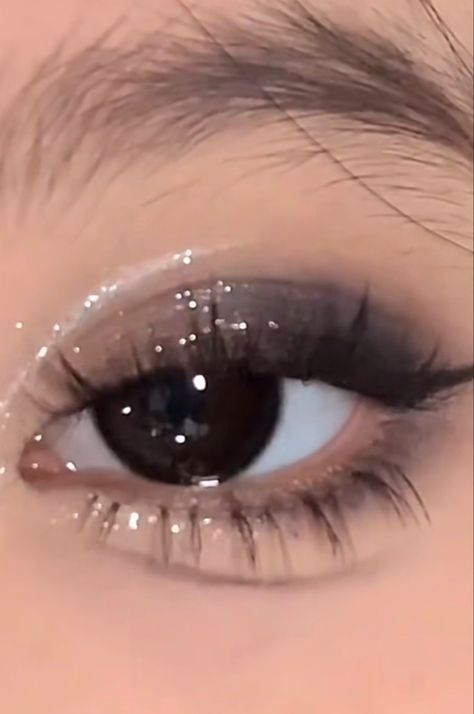 Soft Prom Makeup Hooded Eyes, Simple Black Makeup Looks, Simple Black Eye Makeup, Soft Dark Makeup, Dark Ethereal Makeup, Deep Eye Makeup, Makeup Looks For Hooded Eyes, Black Eye Makeup, Floral Makeup