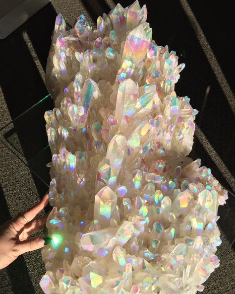 Aura Quartz Cluster, Crystal Vibes, Crystal Aesthetic, Aura Crystals, Angel Aura Quartz, Crystal Therapy, Pretty Rocks, Crystal Geode, Angel Aura