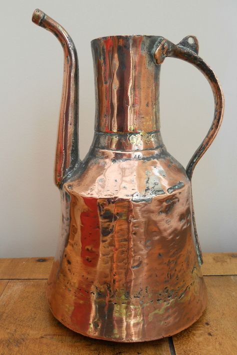 LARGE ANTIQUE HAMMERED COPPER JUG Grafic Art, Copper Painting, Still Life Pictures, Copper Jug, Copper And Pink, Bronze Vase, Vintage Props, Metal Furniture Design, Antique Brass Metal