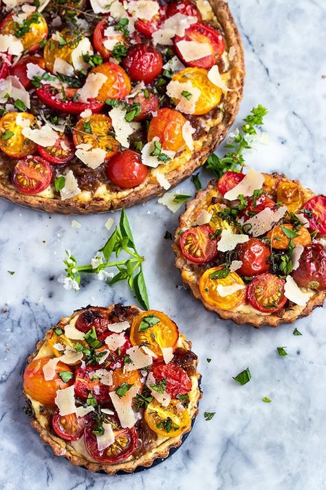 Tomato Cheese Tart, Tart Appetizers Mini, Mini Tarts Savory, Savoury Pastries, Vegetarian Tart, Tart Recipes Savory, Veggie Tart, Mini Tart Recipes, Maldon Salt