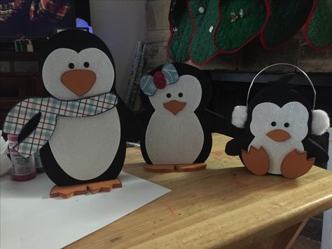 Diy Penguin Decorations, Wood Penguin Crafts, Penguin Wood Crafts, Diy Wood Penguin, Penguins Crafts, Wood Penguin Pattern, Christmas Penguin Wood Crafts, Painted Penguins On Wood, Christmas Penguin Decor