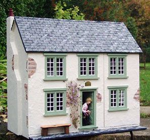 Julie's dolls house blog Dollhouse Architecture, Doll House Exterior, Hitty Dolls, Train Garden, House Exterior Ideas, Model Village, My Files, Mini Doll House, Dolls Houses