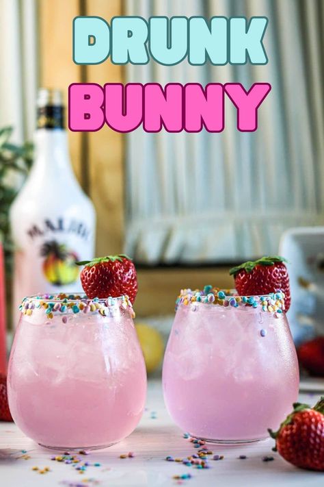 This Drunk Bunny Cocktail is perfect for a grown-up Easter gathering. The pastel drink with colorful sprinkles is so festive and tastes bright and refreshing. Easter Cocktails Drinks, Fun Easter Drinks, Spring Drinks Alcohol, Easter Alcoholic Drinks, Sakura Latte, Bunny Cocktail, Easter Drink, Pink Latte, Fun Party Drinks