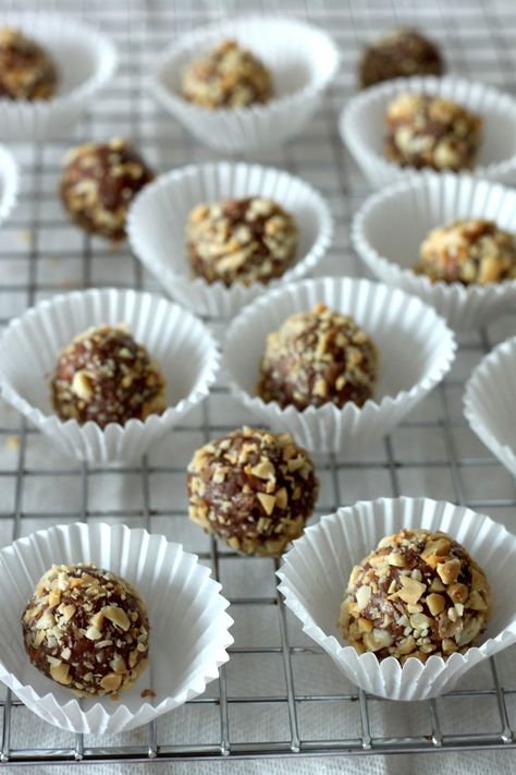 Salted Peanut Butter Chocolate Brigadeiros ~ A Brazilian chocolate bonbon that was created in the 1940′s and is super popular in Brazil and Portugal. #Christmas #candy #recipe Peanut Butter Brigadeiro, Brazilian Recipes Dessert, Portugal Christmas, Brigadeiro Recipe, Brazilian Chocolate, Chocolate Bonbons, Coconut Drink, Baker By Nature, Candy Truffles