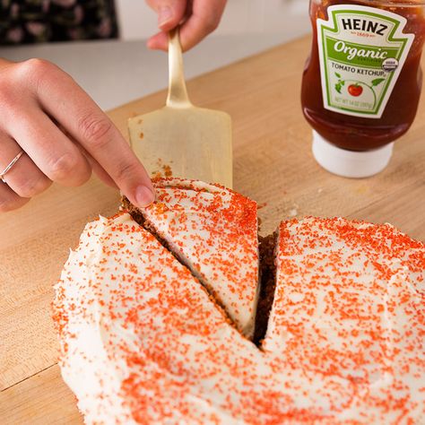 Is Ketchup Cake the New Red Velvet? We Tried the Viral Cake Recipe Ketchup Cake Recipe, Ketchup Cake, Brownies Cheesecake, Cupcakes Bakery, Decorating Chocolate, Dessert Christmas, Viral Food, Eating Carrots, Chocolate Food