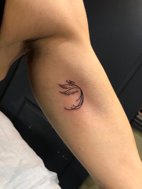 Pheonix Tattoo Tiny, Phoenix Small Tattoo, Phoenix Tattoo Feminine, Small Phoenix Tattoos, Tattoo 2024, C Tattoo, Phoenix Tattoo, Minimal Tattoo, Body Painting