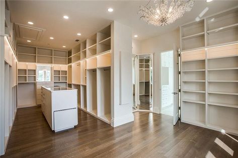 Giant Walk In Closet, Dream Closet Design, Walk In Closet Design, Dekorasi Kamar Tidur, Bedroom Closet Design, Dream Closets, Dressing Room Design, Master Closet, Closet Ideas