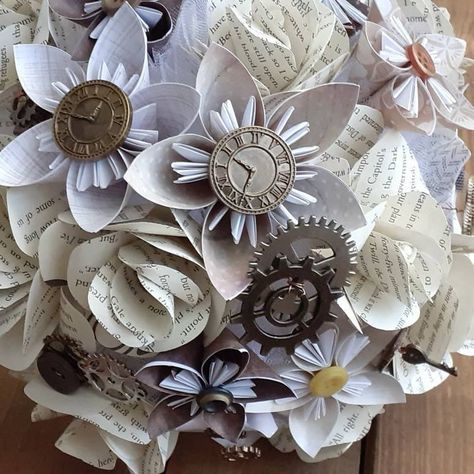 "Ooooooolala, Steampunk Love" Steampunk Flowers It Ends With Us, Steampunk Flower Arrangements, Steampunk Flowers, Book Roses, Comic Book Wedding, Steampunk Book, Literary Wedding, Bouquet Paper, Flower Wedding Bouquet