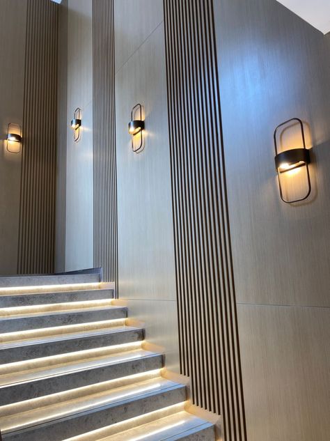 Staircase Wall Design Modern, Stair Wall Design, Stair Runner Ideas, Stairs Wall Design, Staircase Wall Design, Rock Pigeon, Architecture Stairs, Staircase Lighting Ideas, Design Staircase