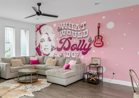 Dolly Parton House, Dolly Parton Birthday, Opryland Hotel, Cowgirl Room, Weekend Getaways For Couples, Dolly House, Airbnb Design, Beauty Room Decor, Dolly Parton