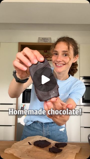 Maya / plant-based food and recipes on Instagram: "HOMEMADE CHOCOLATE 🍫 Werbung/Ad  I saw @anniesfamilyeats making this simple chocolate… and it works!🤯 I usually buy my staples like coconut in bulk at @koro_de where you can save 5% with “fitgreenmind”. 🤗 RECIPE (1 bar, 15min prep time): -60g melted coconut oil -25g cocoa powder -2 Tbsp maple syrup -a pinch of salt Mix and add to a lined baking dish. Refrigerate until set and also store in the fridge as this chocolate melts faster than regular chocolate. - SELBSTGEMACHT SCHOKOLADE 🍫 Werbung/Ad  Ich habe gesehen, wie @anniesfamilyeats diese einfache Schokolade hergestellt hat … und es funktioniert!🤯 Normalerweise kaufe ich meine Grundnahrungsmittel wie Kokosnuss in großen Mengen bei @koro_de, wo man mit „fitgreenmind“ 5 % sparen kann. Cocoa And Coconut Oil Chocolate, Homemade Chocolate From Cocoa Powder, Chocolate From Cocoa Powder, Chocolate Chip Recipe, Vegan For A Week, Dark Chocolate Desserts, Coconut Oil Chocolate, Chocolate Melts, Vegan Recepies