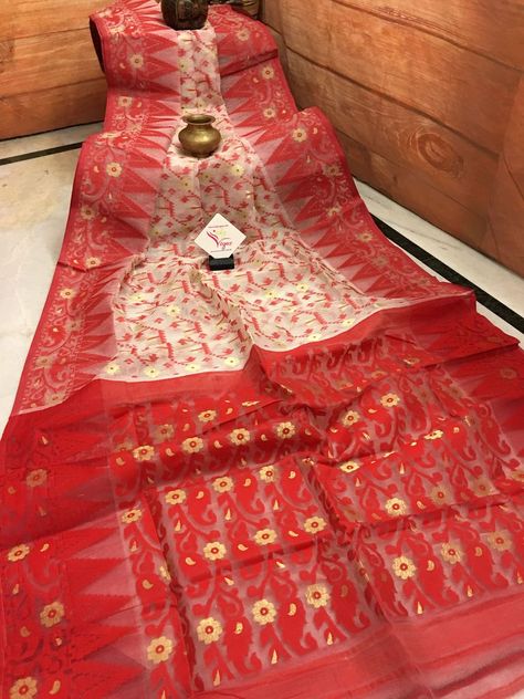 Red And White Saree, Bengali Saree, Indian Bedroom, Dhakai Jamdani Saree, Dark Red Color, Bridal Jewelery, Cotton Saree Designs, White Saree, Saree Designs Party Wear