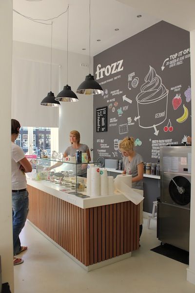 Heladeria Bright Drawings, Popsicle Shop, Bar Deco, Bakery Design Interior, Frozen Yogurt Shop, Yogurt Bar, Yogurt Shop, Coffee Shop Interior Design, Cafe Shop Design