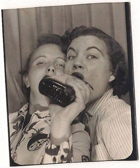 vintage everyday: These Vintage Photos Capture Ladies Drinking Can Make You Say Wow Rockabilly Lifestyle, Vintage Photo Booths, Photobooth Pictures, Photos Booth, Party Photography, It's Friday, Studio Photo, Vintage Magazine, Girl Gang